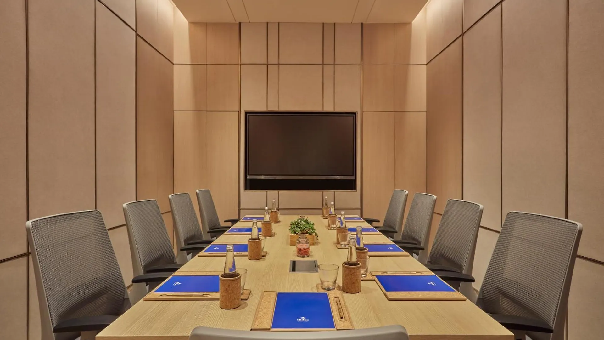 Hilton Gurugram Baani City Centre Γκουργκάον 5*,  Ινδία